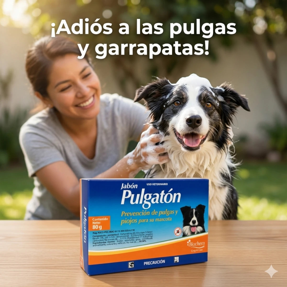 Un perro feliz siendo bañado con abundante espuma en el jardín de una casa por su dueño, con la caja de Jabón Pulgatón de Biochem en primer plano.