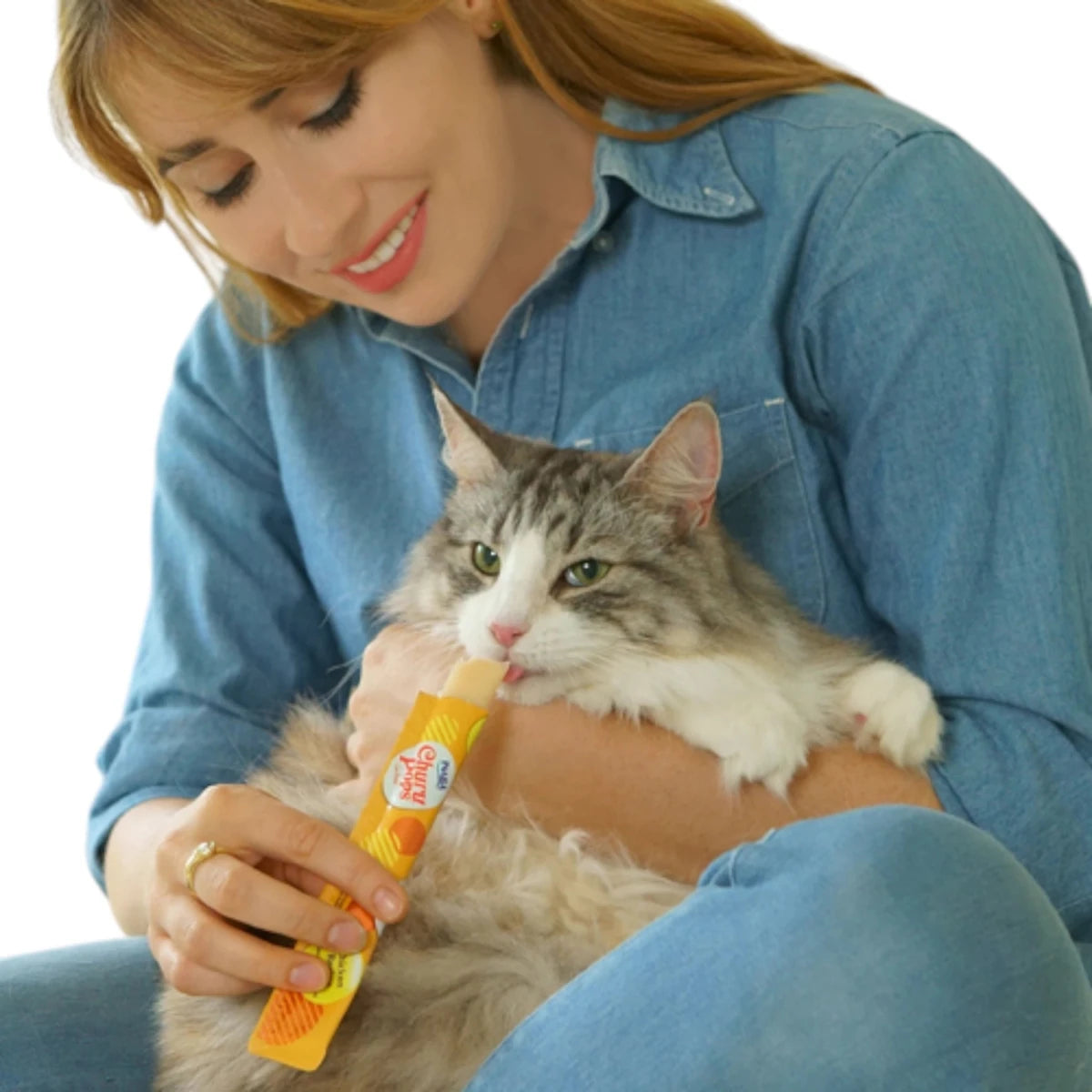 Mujer alimentando a su gato con un Churu Pops sabor atún, mostrando cómo se disfruta directo del sobre