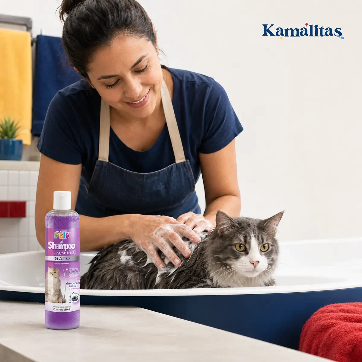 Tutora bañando a su gato con Shampoo Essentials pde Fancy pets para un pelaje suave