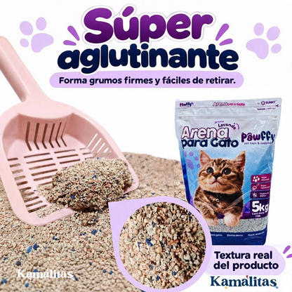 Pala rosa con un grumo de Arena Pawffy sobre el arenero, junto a la bolsa de 5 kg; se aprecia el granulado real con partículas azules.
