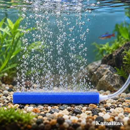 Piedra aireadora azul colocada horizontalmente en un acuario, conectada a una manguera y soltando burbujas.