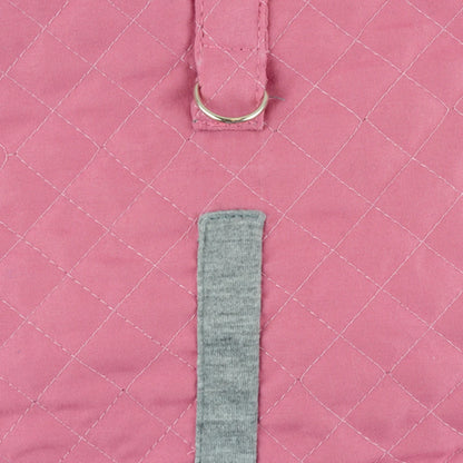 Acercamiento al material acolchado del chaleco Tammy color rosa, y a la argolla para la correa