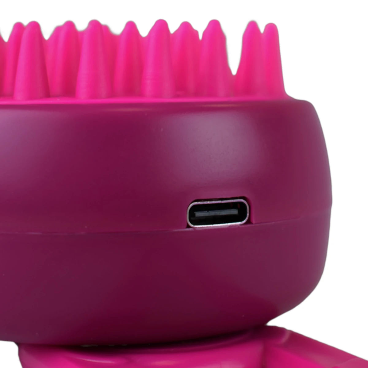 Detalle del cepillo para mascotas mostrando la entrada USB y sus cerdas de silicón.
