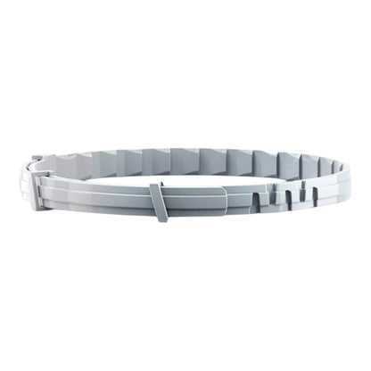 Collar Seresto original de color gris con broches de seguridad, extendido para mostrar su diseño flexible y resistente contra pulgas y garrapatas.