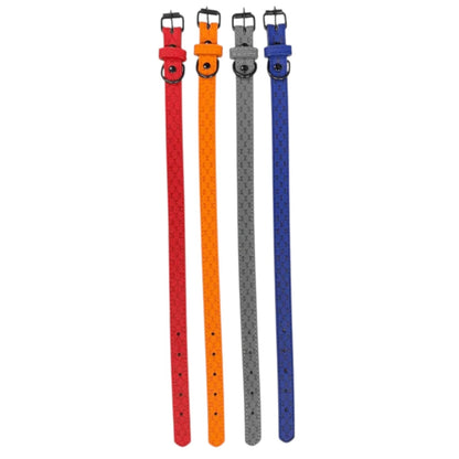Collares de perro de imitación piel en colores azul, gris, naranja y rojo, con grabado de huesitos y hebilla metálica.