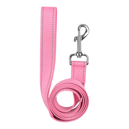 Detalle de la correa rosa Trendy con costuras reflectantes y mosquetón metálico de alta resistencia para un agarre seguro. con giro 360