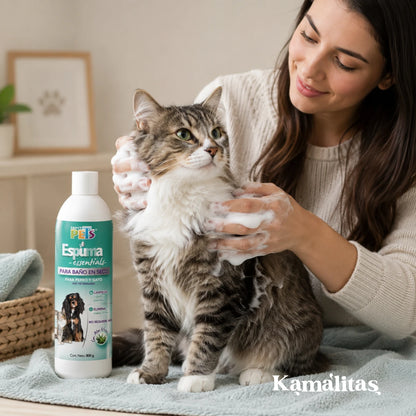 Persona limpiando a un gato con espuma para baño en seco Fancy Pets Essentials, ideal para baño rápido sin agua en perros y gatos.