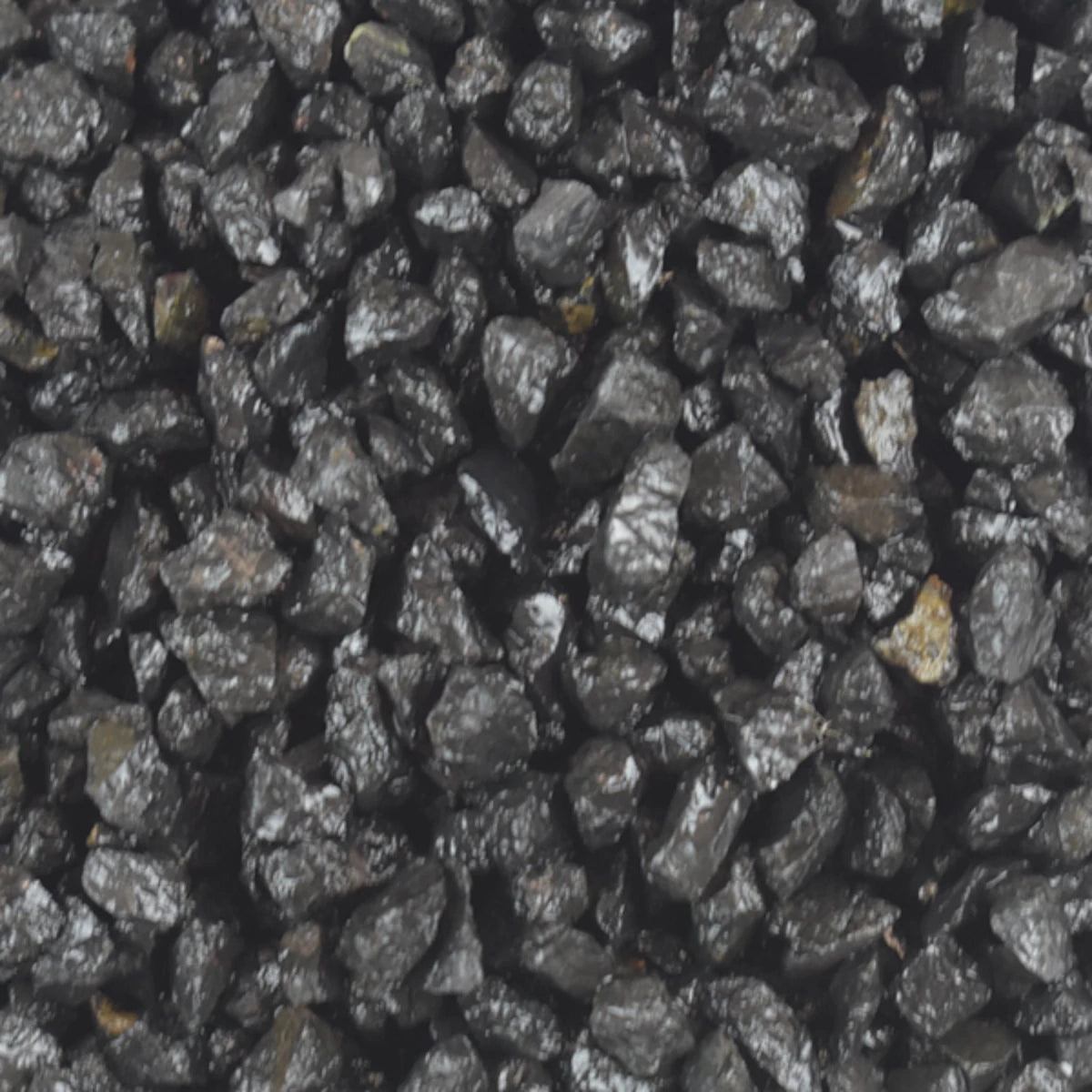 Grava negra para acuario en detalle, sustrato natural que no modifica el pH del agua