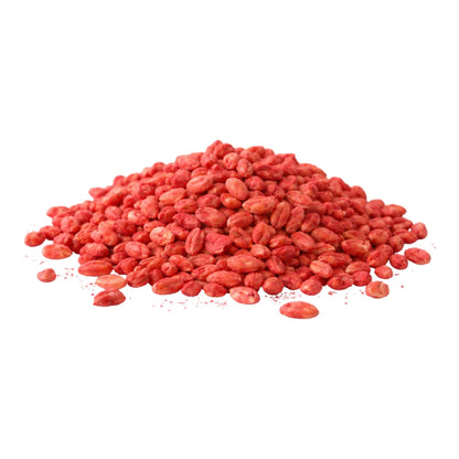 Detalle de los granos de cereal color rojo de C-Real B impregnados con Bromadiolona de alta palatabilidad para ratas y ratones.