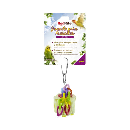 Juguete colgante con calcio para aves pequeñas y medianas en empaque original RedKite, ideal para entretenimiento y salud del pico.