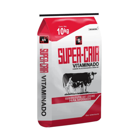 Empaque de sustituto de leche Super Cría vitaminado para becerros, con análisis garantizado e ingredientes visibles en la etiqueta. Ideal para alimentar crías desde el nacimiento, fortaleciendo su desarrollo y sistema inmune.