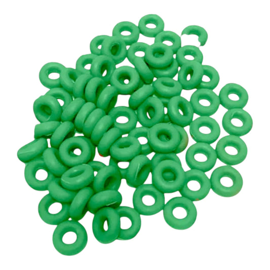 Ligas verdes para descolar borregos, hechas de látex resistente para uso con pinza descoladora en manejo ovino.