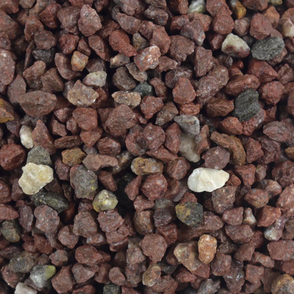 Grava natural de marmól  color rojo vino para acuario vista en detalle, sustrato decorativo que favorece la filtración del agua