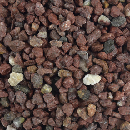 Grava natural de marmól  color rojo vino para acuario vista en detalle, sustrato decorativo que favorece la filtración del agua