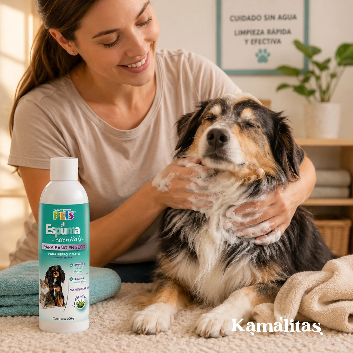 Persona aplicando espuma para baño en seco Fancy Pets a un perro en casa para limpiar el pelaje sin agua, eliminar malos olores y dejar aroma agradable.