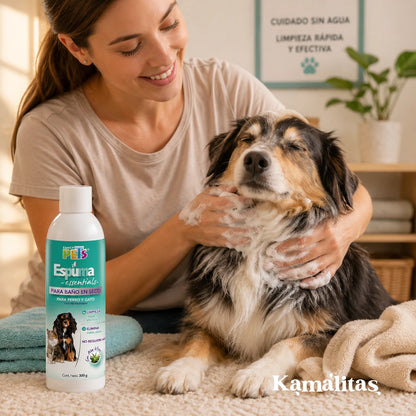 Persona aplicando espuma para baño en seco Fancy Pets a un perro en casa para limpiar el pelaje sin agua, eliminar malos olores y dejar aroma agradable.