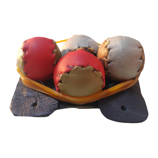 Vista frontal de un set de 4 topadores para gallos en piel natural, usados para proteger espolones durante entrenamiento.