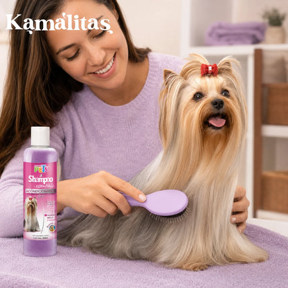 Mujer cepillando fácilmente a un perro de pelo largo después de usar shampoo y acondicionador 2 en 1 Fancy Pets.