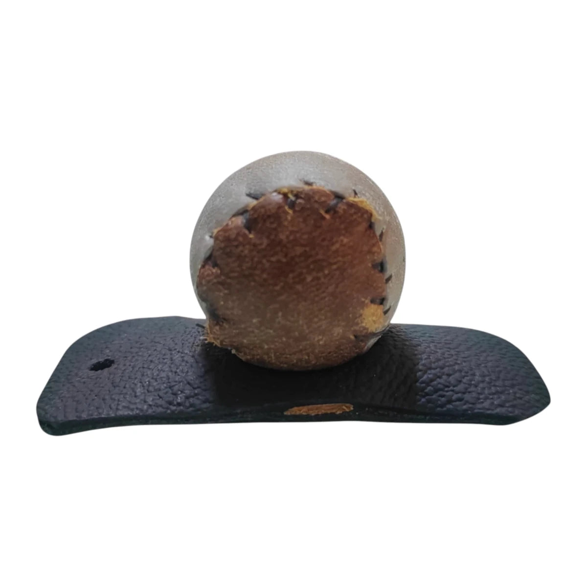 Imagen de un topador individual para gallos, fabricado en piel, diseñado para cubrir y proteger los espolones.