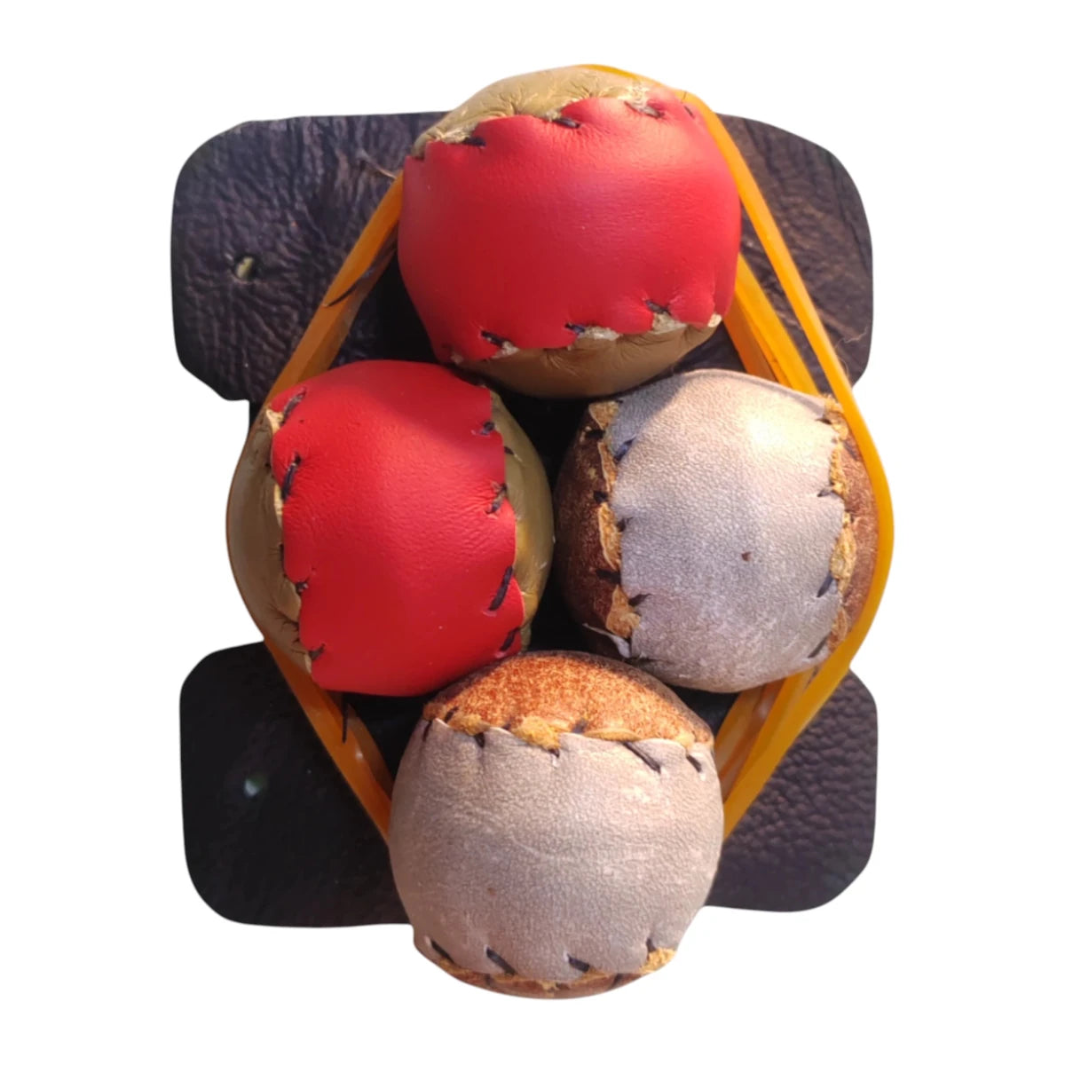 Fotografía superior de cuatro topadores de piel para gallos con costuras visibles, listos para entrenamiento seguro.