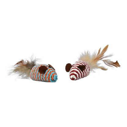 Dos ratones de mecate con plumas para gatos elaborados con fibras naturales.