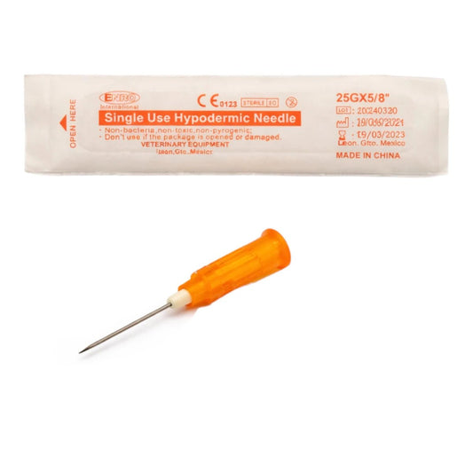 Aguja hipodérmica desechable calibre 25G color naranja para uso veterinario, empaque individual estéril para mayor seguridad.