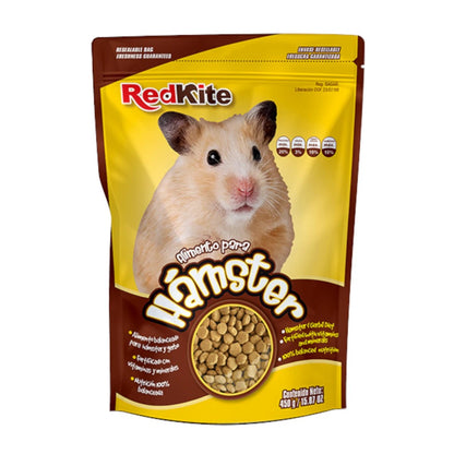 Bolsa amarilla y café de alimento para hámster RedKite de 450 gramos con empaque resellable y foto de un hámster sirio.