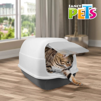 Vista frontal del Arenero Cubierto Fancy Pets en color gris y blanco para gatos, mostrando su diseño cerrado que ofrece privacidad y reduce la dispersión de arena en el hogar, en Kamalitas.
