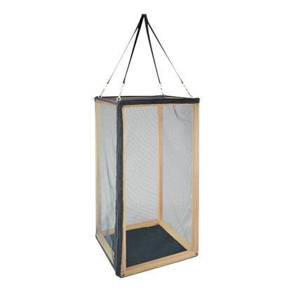 El reptilario de malla Reptilia configurado en modo colgante mediante sus tirantes superiores, diseñado para aprovechar el sol directo en patios o balcones evitando fugas de la mascota, en Kamalitas.