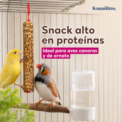 Barrita RedKite con larva deshidratada colgada dentro de la jaula mientras un canario y un diamante mandarín la disfrutan como snack alto en proteínas.