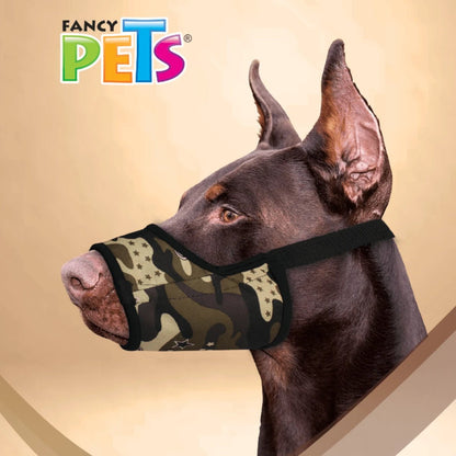 Perro doberman usando un bozal estilo camuflaje fancy pets