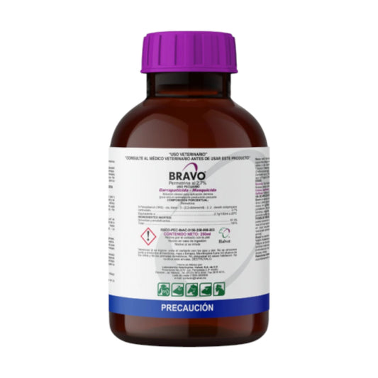 Botella de Bravo Insecticida 500 ml con permetrina, eficaz contra pulgas, garrapatas y moscas en bovinos, perros, gatos y aves.