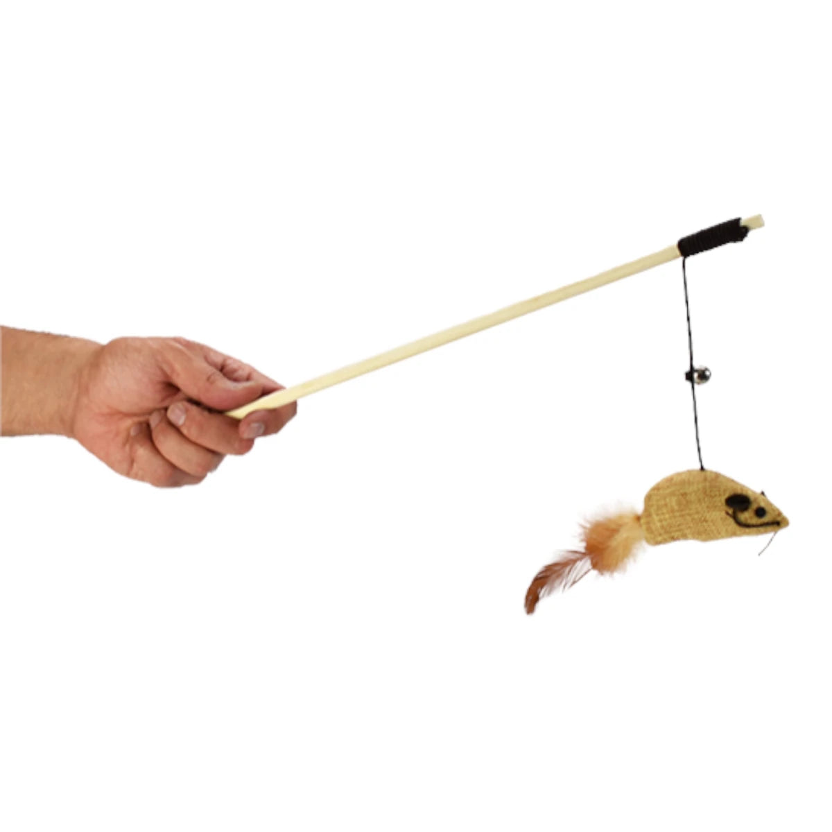 Mano sujetando la varita de madera con cordón elástico y ratón colgante, mostrando cómo controlar el movimiento del juguete para el gato.