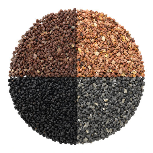 Muestra circular dividida en cuatro partes con las variantes rojo intenso, rosa veteado, negro obsidiana y gris oxford de la grava Lomas, en Kamalitas