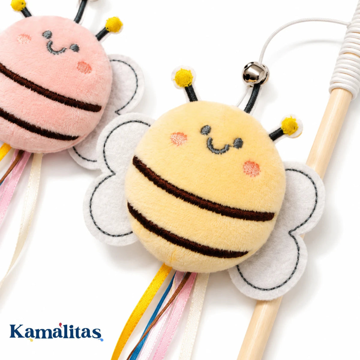 Detalle de abeja de peluche para juguete de gato con textura suave, alas, cascabel y listones colgantes.