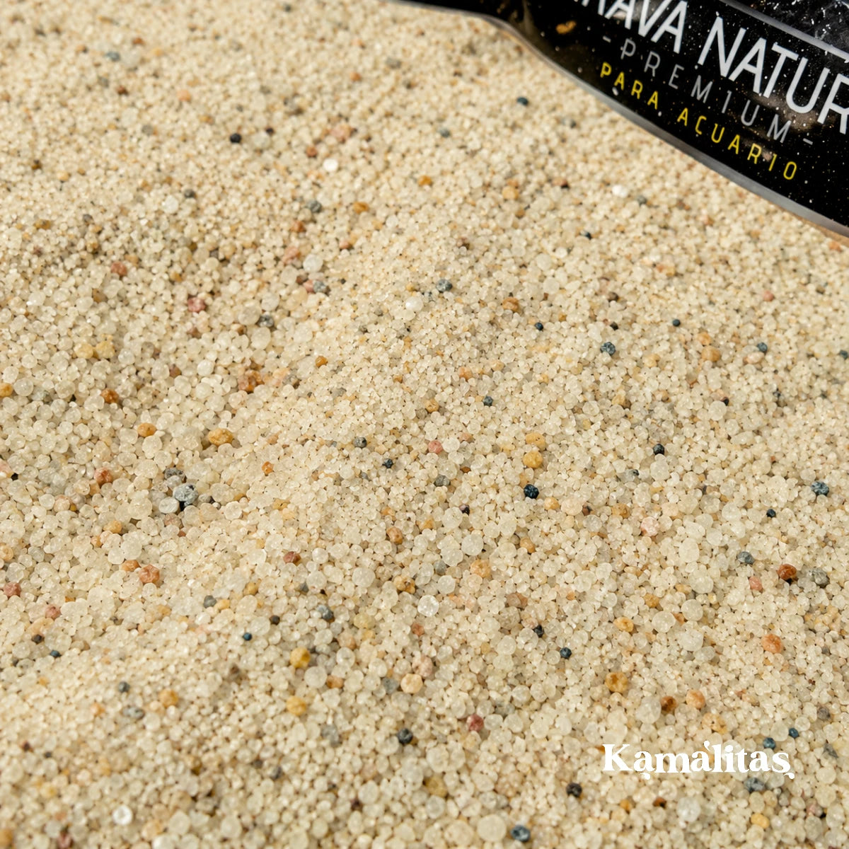 Close up de arena sílica de grano fino para acuario, sustrato natural e inerte que no modifica la química del agua, disponible en Kamalitas.