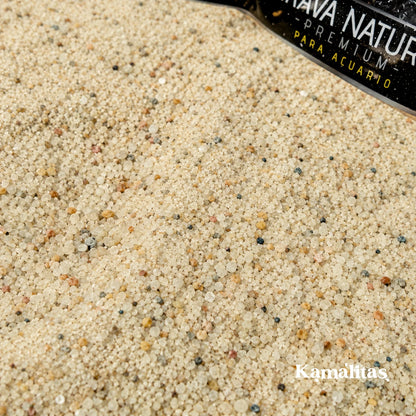 Close up de arena sílica de grano fino para acuario, sustrato natural e inerte que no modifica la química del agua, disponible en Kamalitas.