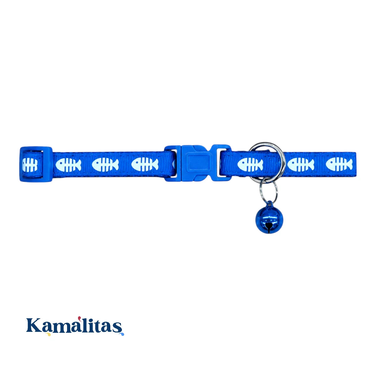Collar ajustable azul con diseño de esqueletos de pescado para gato y perros pequeños, con cascabel azul, broche rápido y ajuste de 18 a 30 cm, disponible en Kamalitas.
