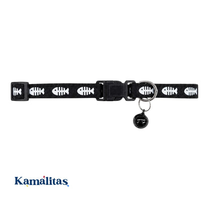 Collar ajustable negro para gato con diseño de esqueletos de pescado, cascabel negro, broche de liberación rápida y medida de cuello de 18 a 30 cm, disponible en Kamalitas