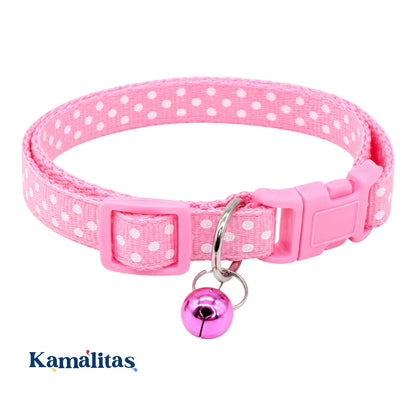 Collar ajustable rosa con puntos blancos para gato y perros pequeños, con cascabel rosa, diseño ligero y ajuste de cuello de 18 a 30 cm, disponible en Kamalitas.