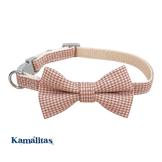 Collar con moño café para gato y perro pequeño, diseño elegante de tela ajustable con argolla tipo D y broche de liberación rápida, disponible en Kamalitas.