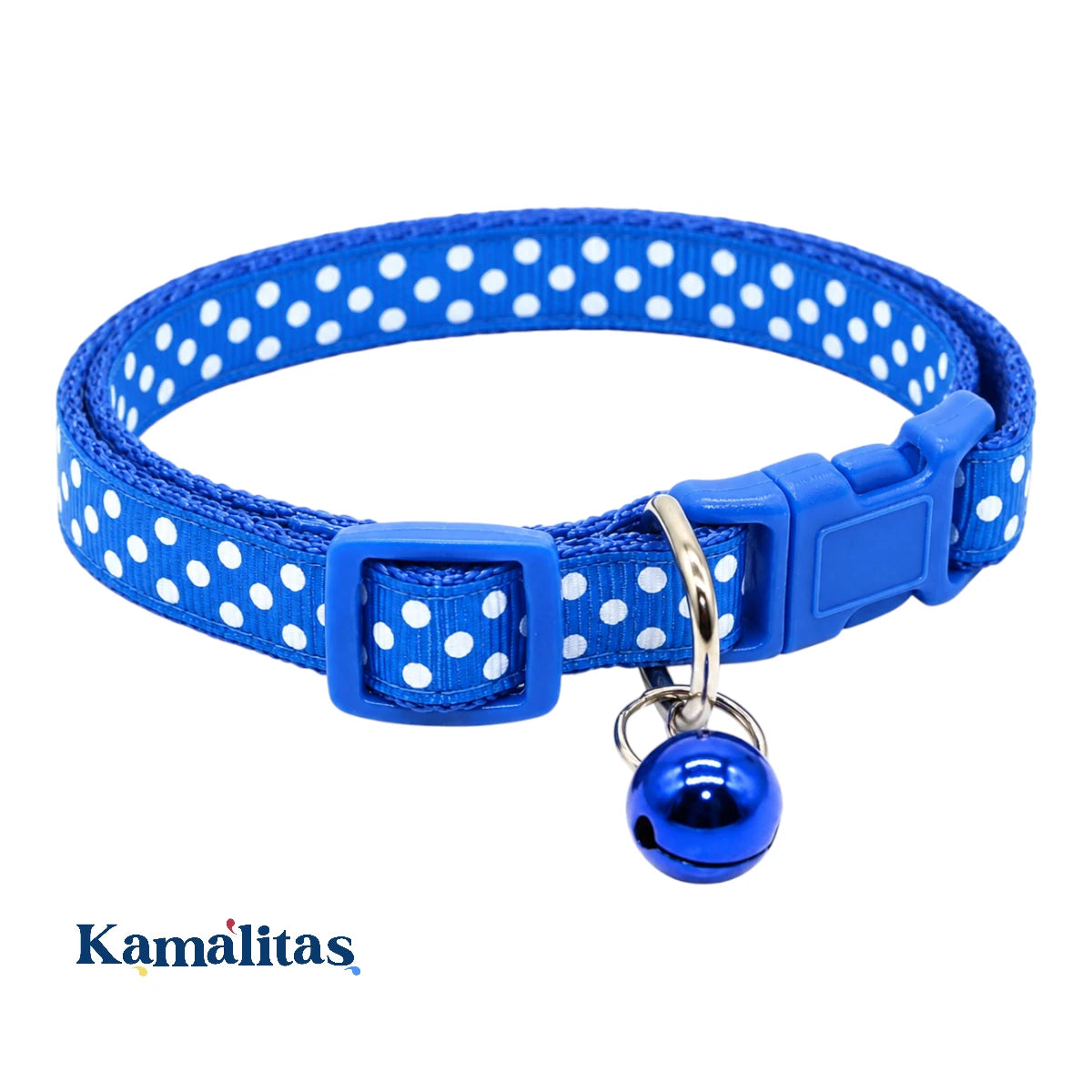 Collar para gato en color azul con diseño de puntos blancos, argolla de metal y cierre de presión de liberación rápida a tono, en Kamalitas.