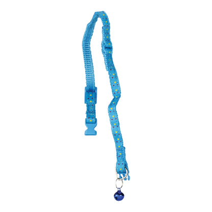 Vista detallada del collar para gato azul con cascabel metálico brillante y argolla para placa de identificación, ajustable de 17 a 30 cm.