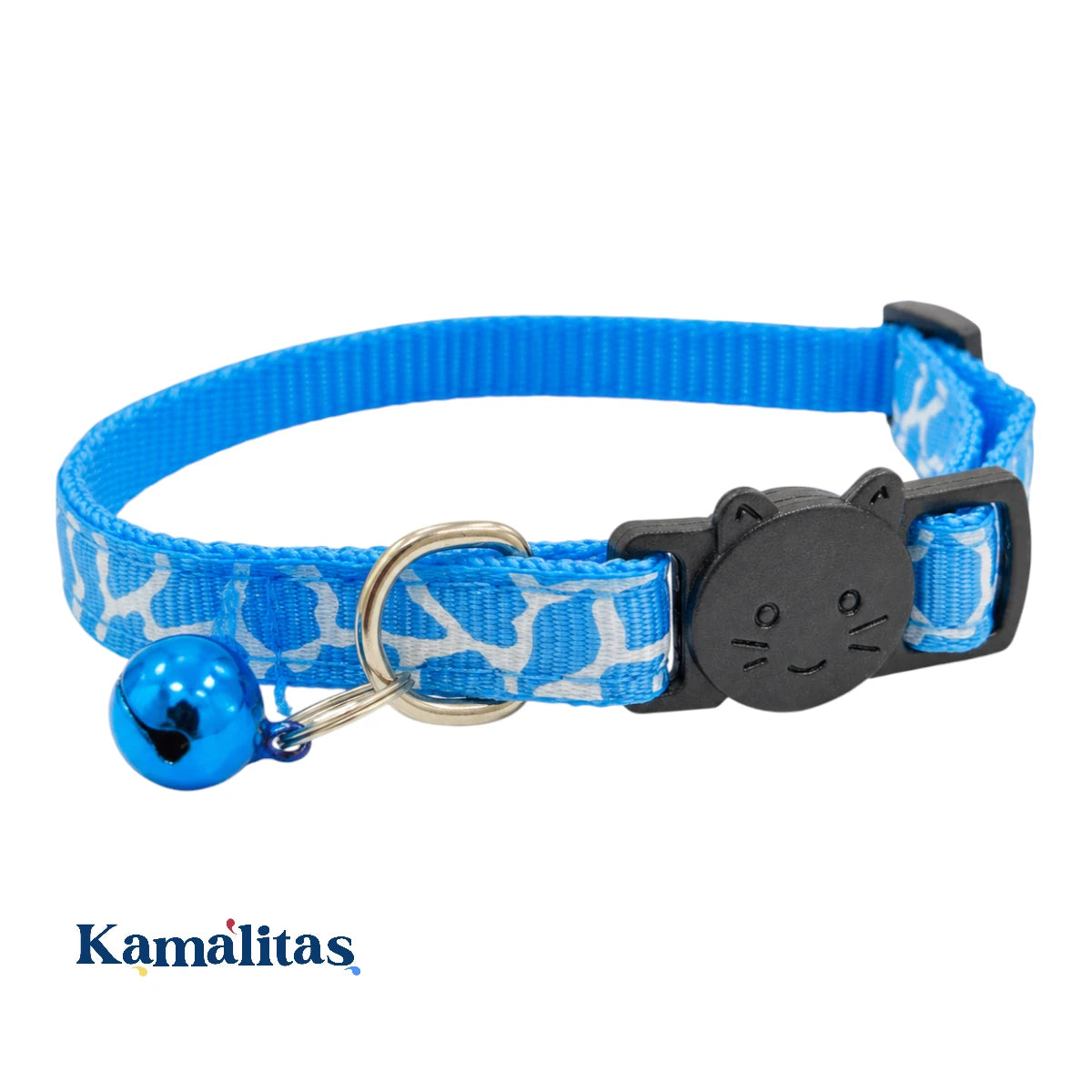 Collar para gato animal print color azul, fabricado en nylon ajustable con cascabel azul, argolla para placa y broche de liberación rápida, disponible en Kamalitas.