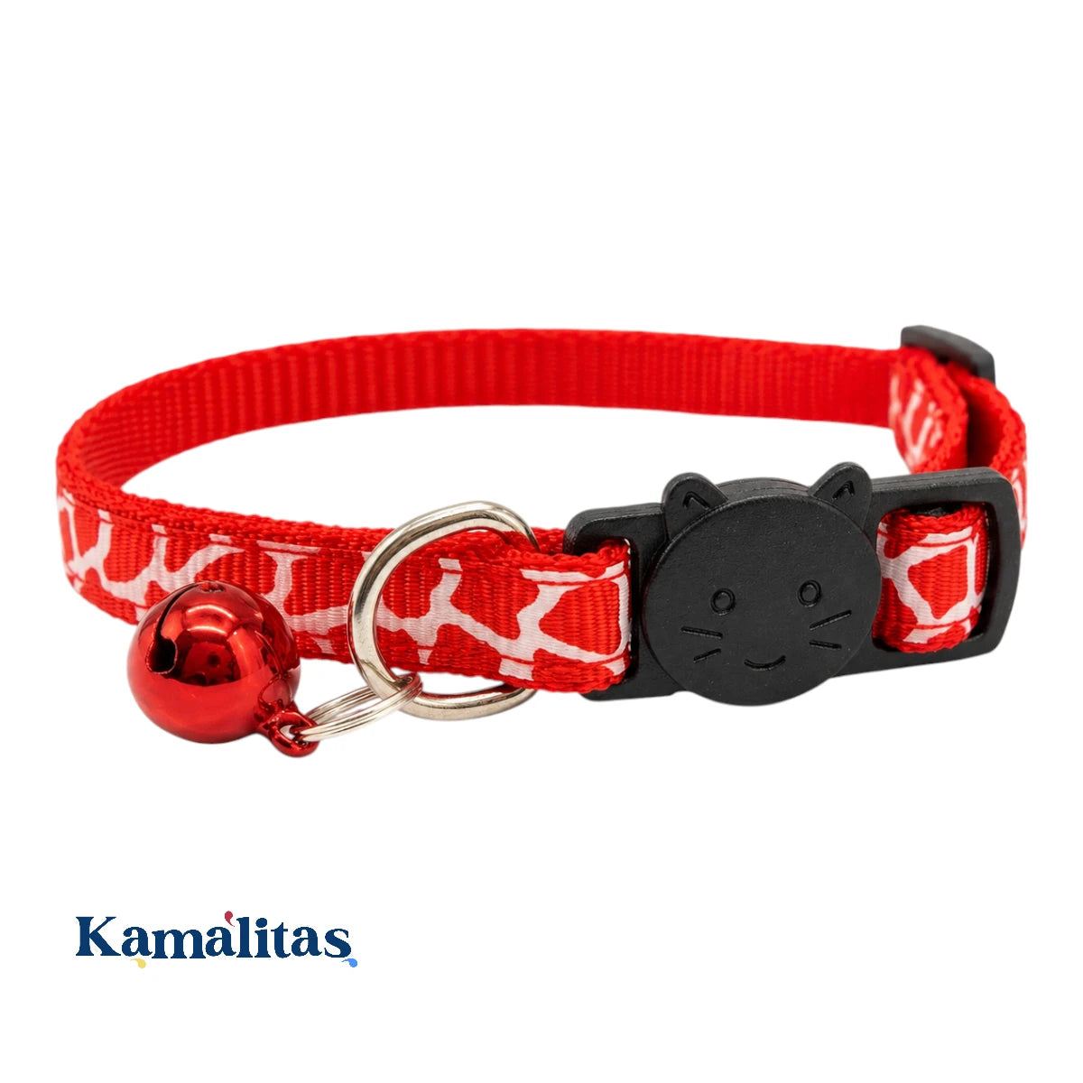Collar para gato animal print color rojo, ajustable de 18 a 30 cm, con cascabel rojo, argolla metálica y broche de seguridad con carita de gato, disponible en Kamalitas.