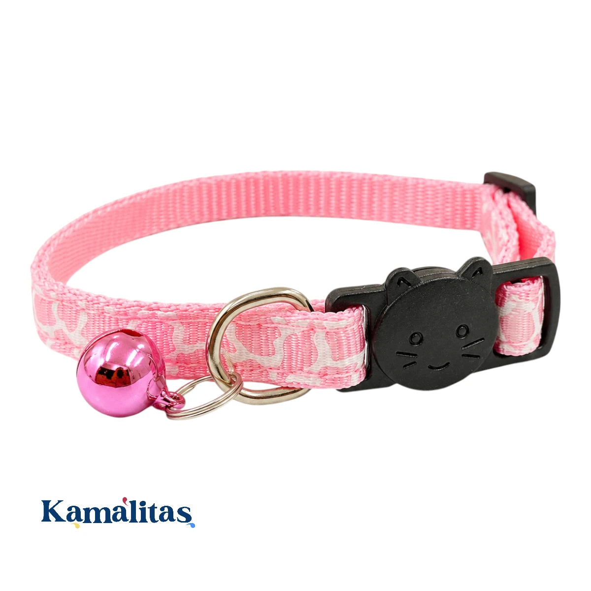 Collar para gato animal print color rosa, ligero y ajustable, con cascabel rosa, diseño animal print y broche plástico con carita de gato, disponible en Kamalitas.