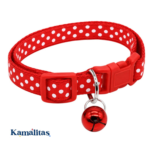 Vista del collar de lona ligera de nylon color rojo con puntos blancos y cascabel rojo metalizado para la ubicación de la mascota, en Kamalitas.
