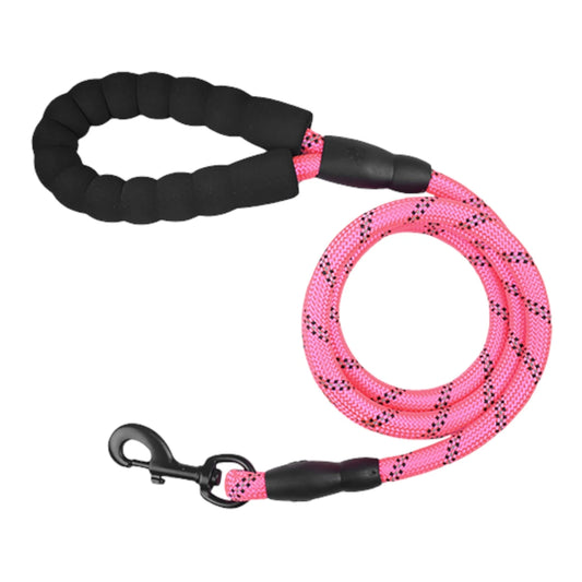 Correa de soga rosa vibrante para perro con costuras reflejantes negras y mosquetón metálico de alta resistencia.