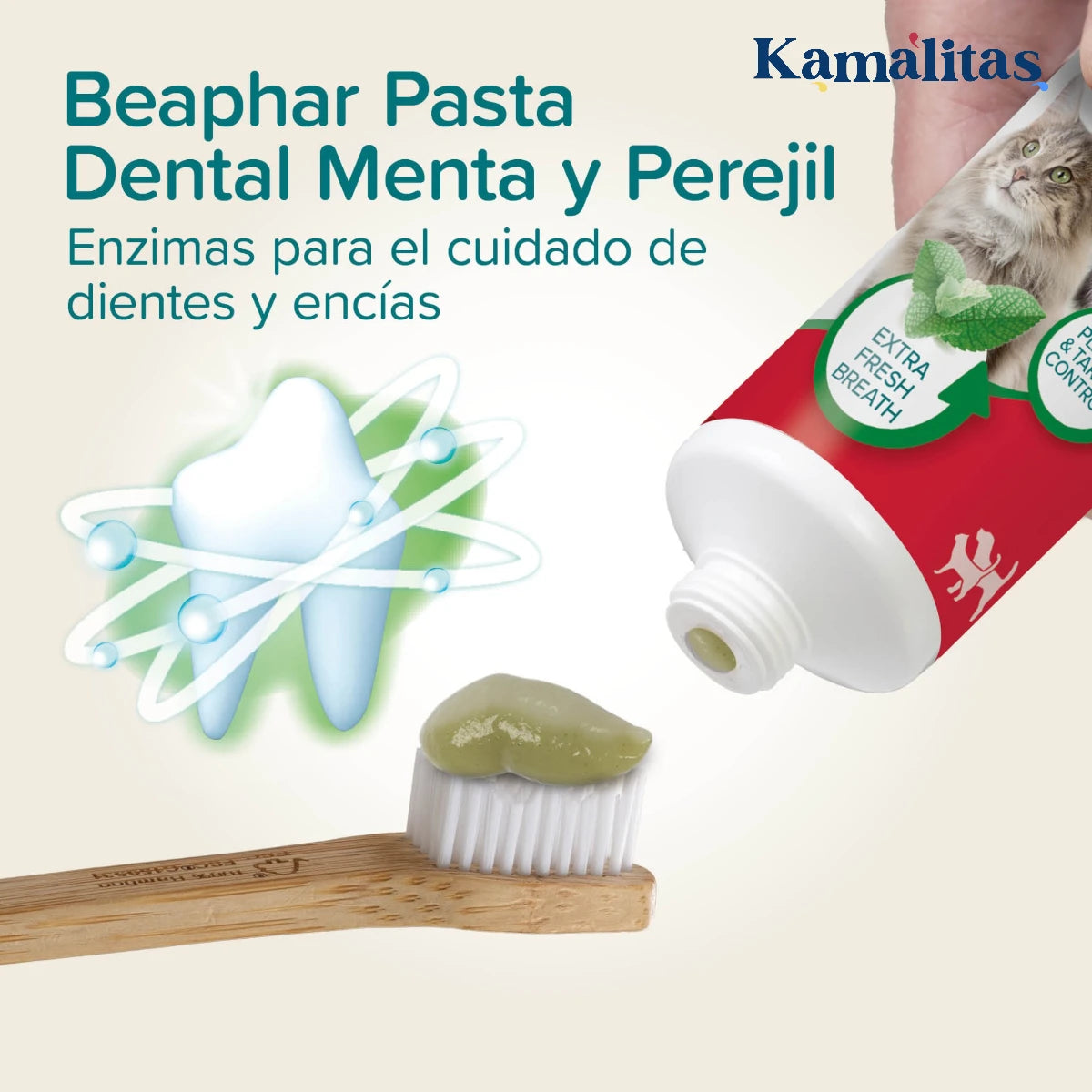 Aplicación de la pasta dental Beaphar menta y perejil sobre un cepillo de bambú mostrando su textura e ingredientes para el cuidado de encías.
