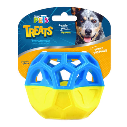 Juguete interactivo para perro en forma de cubo color azul y amarillo, mostrando la zona de masticación y los orificios para premios, en Kamalitas.